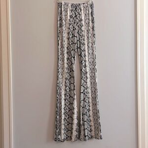 Pretty Little Thing leggings, snake print. Super cute! Worn a few times. Size 2